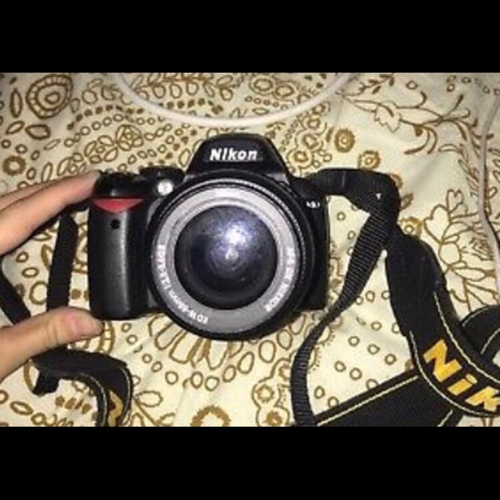 Nikon D40 6.1 MP digital SLR Camera